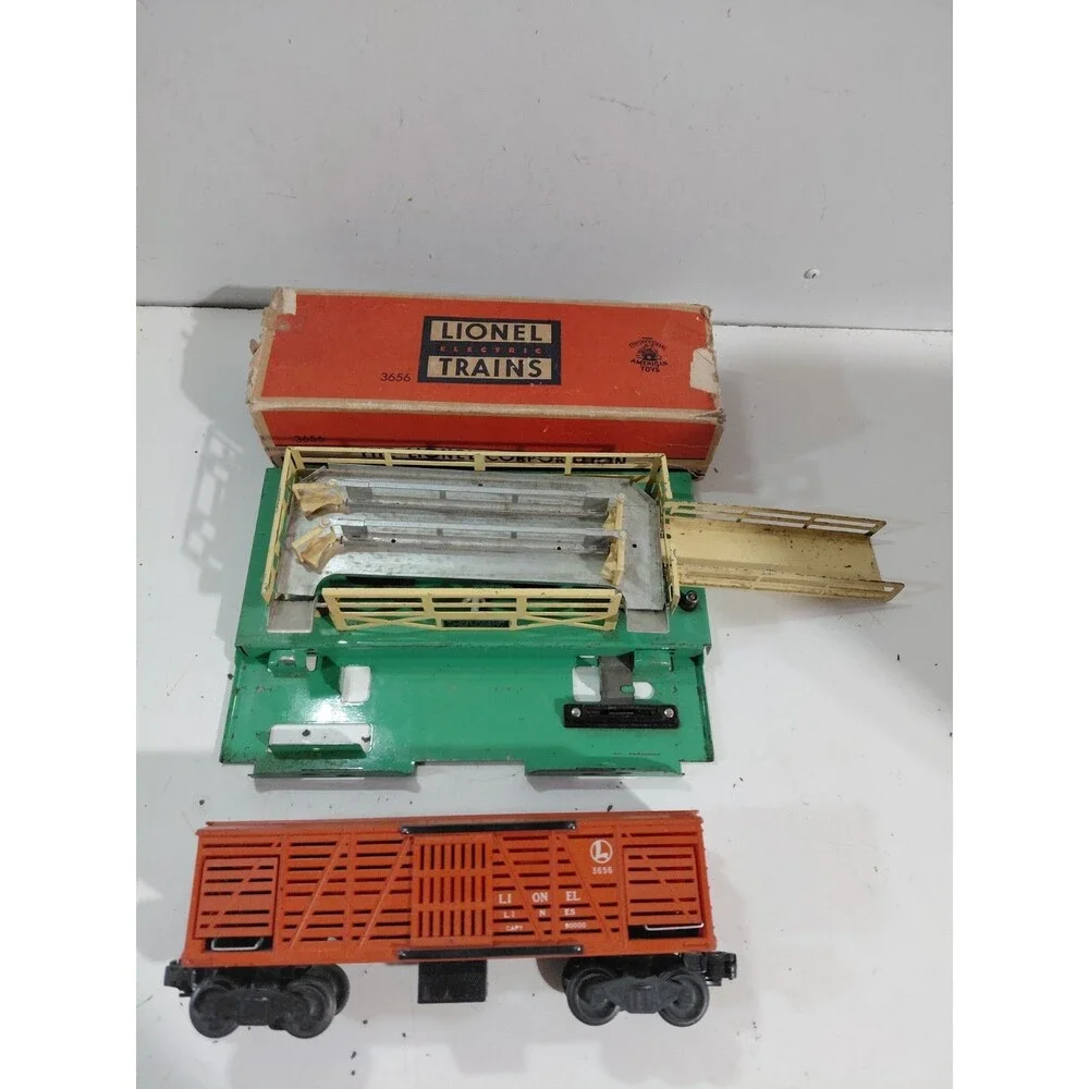 Lionel 3656 Train O Gauge Model Railroad Post War Stockyard  & Cattle Car w/Box